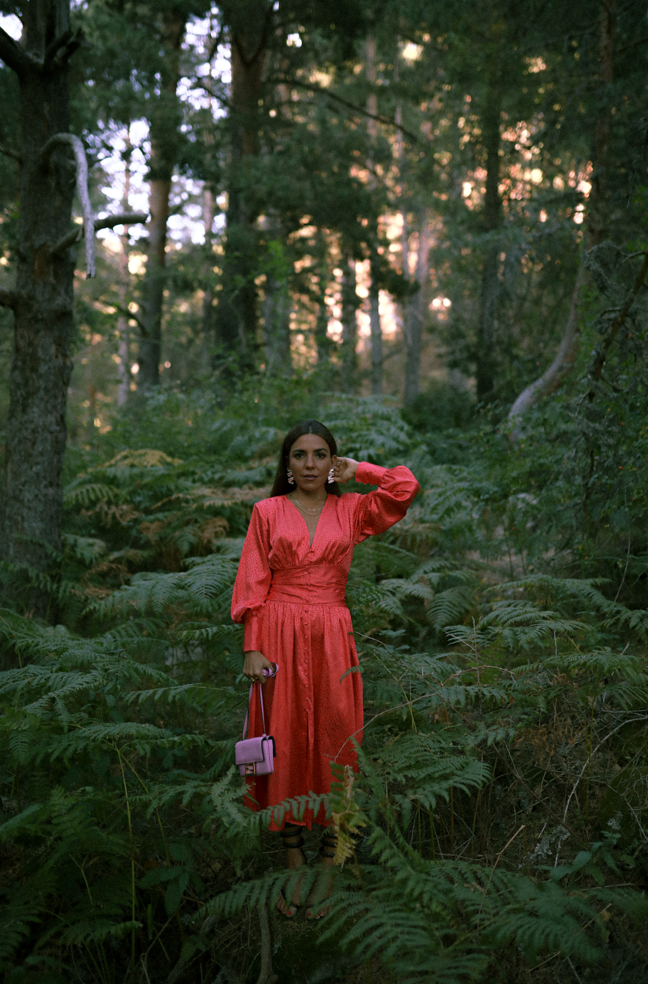 Que la Reina Letizia es una 'it queen' no tiene discusión, por eso nos encantaría verla con un diseño de una de nuestras influencers nacionales favoritas: Paula Ordovás. Este vestido súper favorecedor de Mypeeptoes cuesta 69 euros.