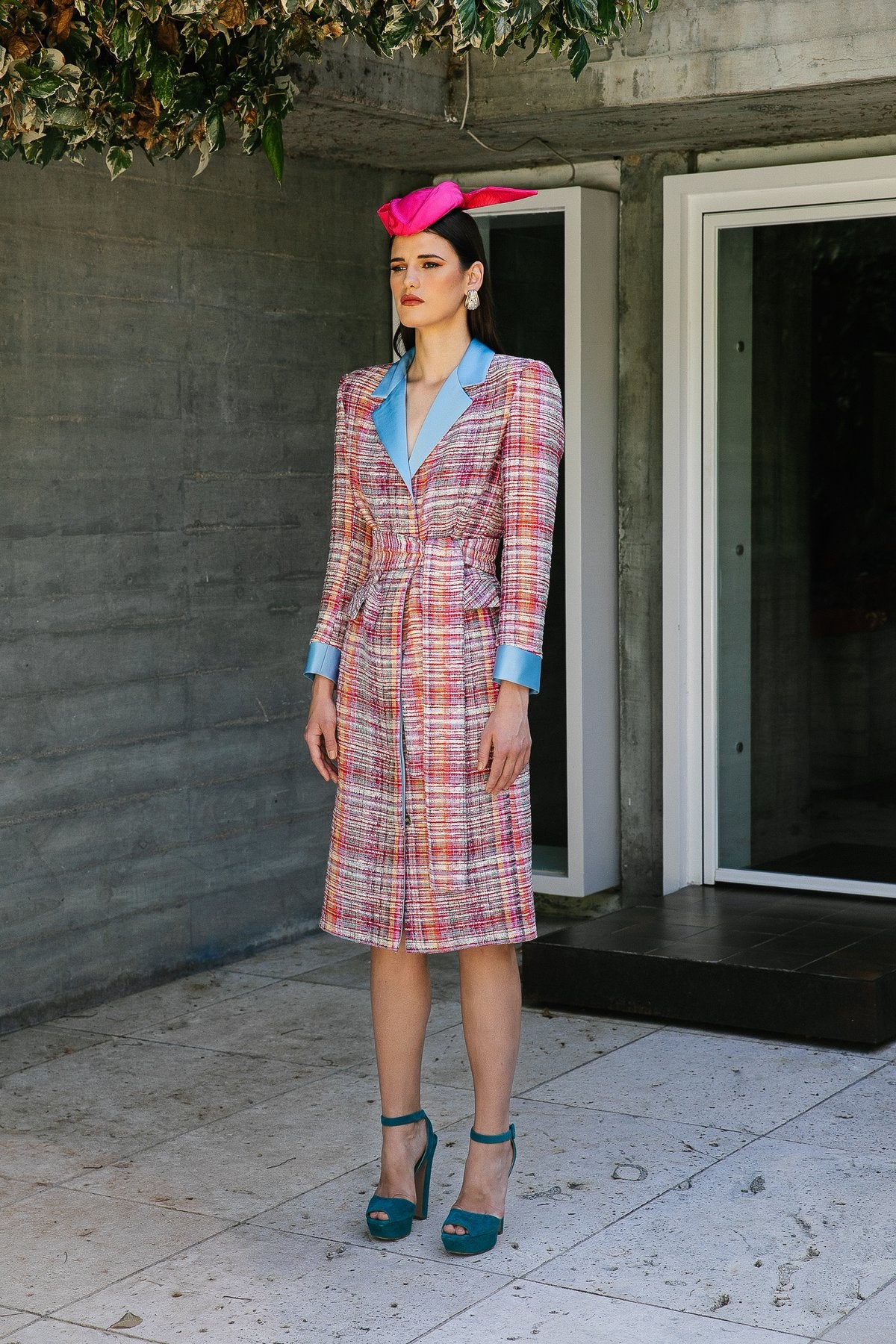 Tenemos que reconocer que tenemos auténtica debilidad por todos y cada uno de las creaciones de Jorge Redondo y su Redondo Brand, pero es que con vestidos como este, que sentaría de maravilla a la Reina, ¿cómo no enamorarse? Por cierto, doña Letizia ya ha llevado un diseño suyo, pero de otra firma, un bolso de Tita Madrid que necesitamos que vuelva a lucir.