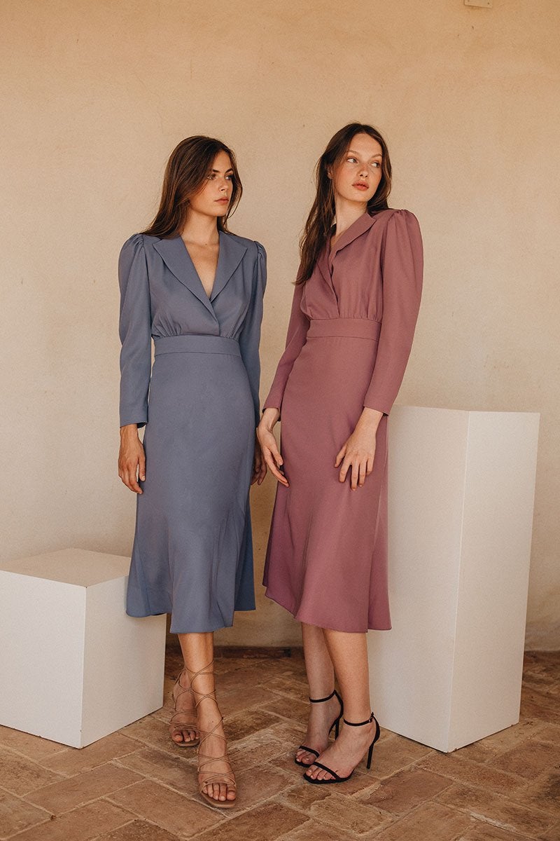 La silueta de este vestido de Vogana, disponible en azul y color marsala, sentaría de maravilla a la Reina y conseguiría un look de matrícula de honor.