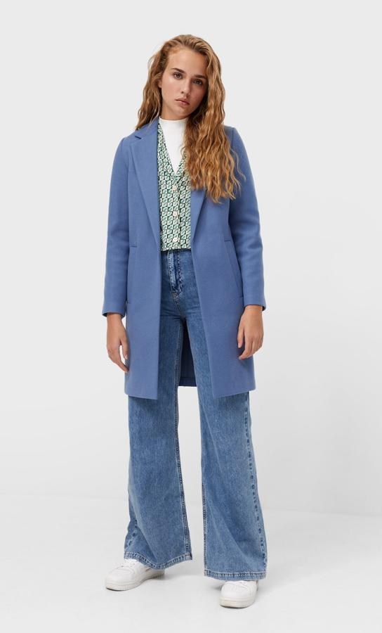 Disponible en dos tonos de gris y de azul, además de en negro y en crudo, este abrigo abierto de Stradivarius con cuello con solapa con muesca y mangas largas viene con bolsillos delanteros de vivo y está confeccionado en punto perchado. Con un precio de 29,99 euros, está disponible entre las tallas XS y XL. 