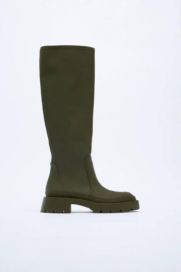 Bota alta plana engomada con suela track, en caqui. 45,95 euros