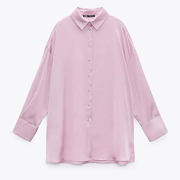 Camisa satinada oversize rosa de Zara. 22,95 euros