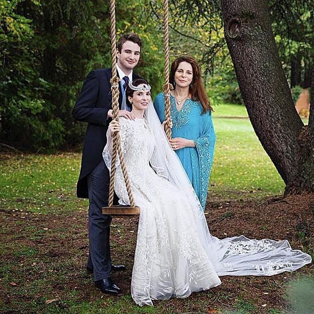 Retrato oficial de la princesa Raiyah el día de su boda junto a su prometido y su madre, Norr de Jordania
