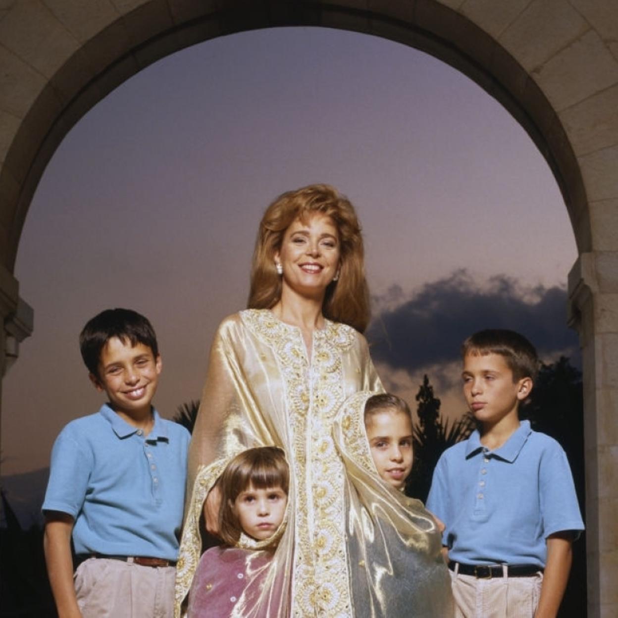 Retrato de Noor, cuando era reina de Jordania, con todos sus hijos. Si quieres ver los mejores looks de la reina actual, Rania, pincha en la imagen.