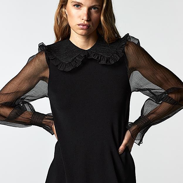 Imagen principal - 1. Vestido de punto con mangas transparentes y cuello bobo de Zara (29,99 euros). 2. Vestido palabra de honor con raya diplomática de Zara (25,99 euros). 3. Vestido de colro negro corto con capa de Zara ((39,99 euros)