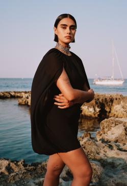 Imagen secundaria 2 - 1. Vestido de punto con mangas transparentes y cuello bobo de Zara (29,99 euros). 2. Vestido palabra de honor con raya diplomática de Zara (25,99 euros). 3. Vestido de colro negro corto con capa de Zara ((39,99 euros)