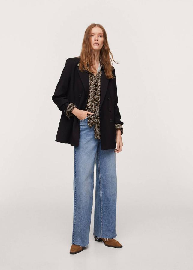 Blusa con cuello camisero y estampado logo, 29,99 euros. Americana negra básica, 39,99 euros. Jeans wide leg de tiro alto, 29,99 euros. Botines estilo cowboy de piel vuelta marrón, 59,99 euros.