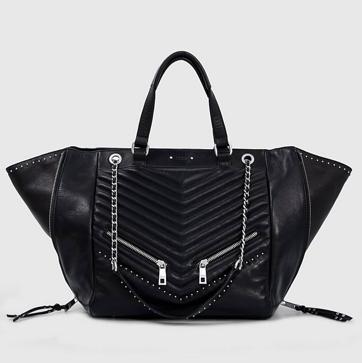 Imagen secundaria 1 - De Paula Echevarría a Laura Matamoros: sabemos cuáles son la cazadora y el bolso de cuero que arrasa entre las famosas porque pegan con todo