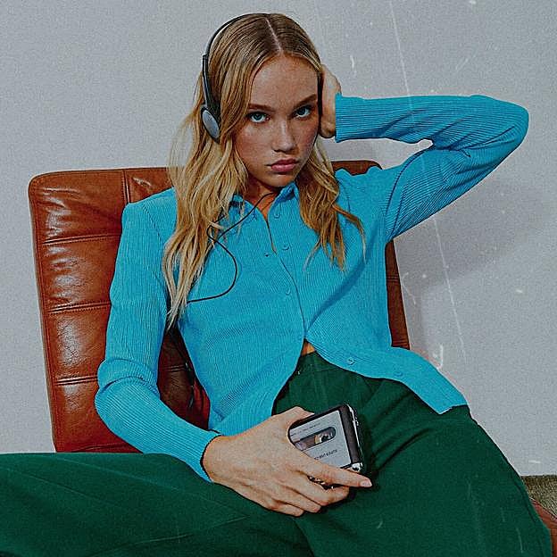 Imagen principal - Plisada, estampada o de punto: Las camisas de Stradivarius baratísimas que podrás ponerte con tus vaqueros o pantalones favoritos y triunfar