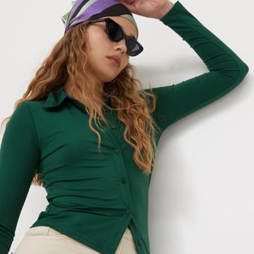 Imagen secundaria 1 - Plisada, estampada o de punto: Las camisas de Stradivarius baratísimas que podrás ponerte con tus vaqueros o pantalones favoritos y triunfar