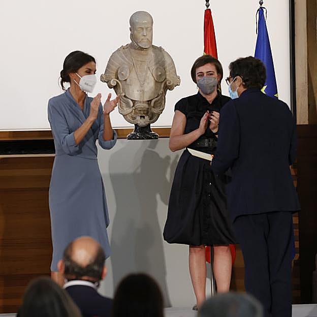 La Reina Letizia ha rendido homenaje a Adolfo Domínguez luciendo un vestido de su nueva colección.