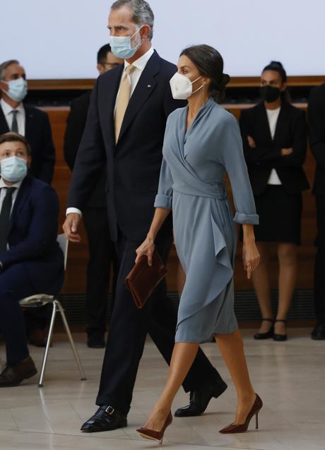 Imagen - El total look de estreno de la Reina Letizia: vestido nuevo de Adolfo Domínguez y complementos efecto piel de cocodrilo de Magrit.