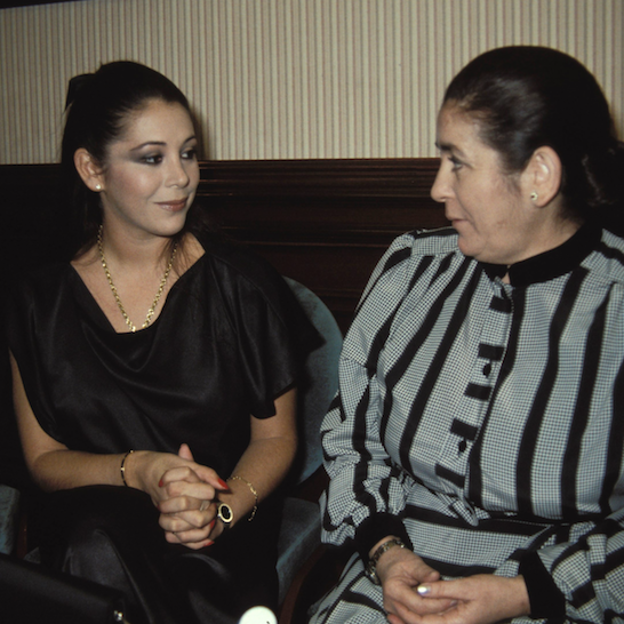 Pincha en la foto para ver las nueve mujeres (y amigas íntimas) que marcaron la vida de Encarna Sánchez, entre ellas Isabel Pantoja. 