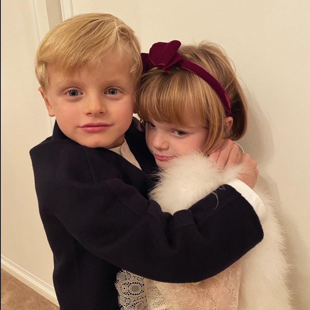 Los mellizos de la princesa Charlène de Mónaco solo han visitado a su madre dos veces en cinco meses. Si quieres ver los mejores looks de Charlène, pincha en la imagen