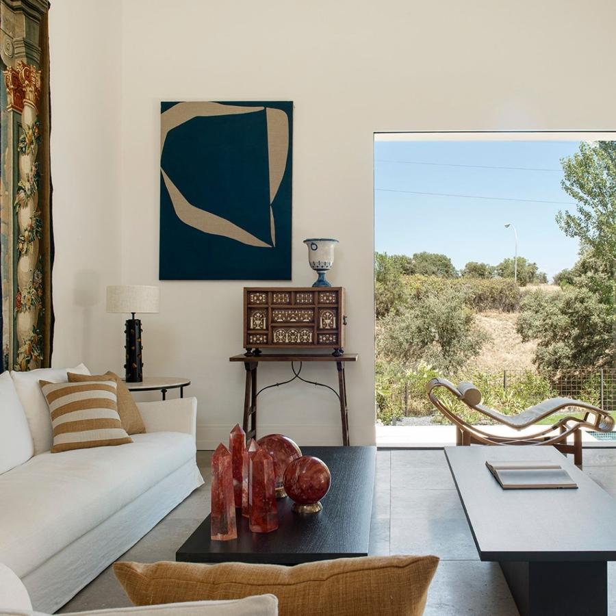 Sus exteriores están diseñados por Juan Casla. En el porche, se encuentran muebles a medida, hechos con el herrero y unas tumbonas junto a la piscina de Berenis. Cuenta también con una zona de fuego con hamacas de hierro de los años 80 de Carina Casanova. 