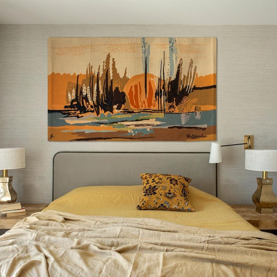 Otros de los detalles que destacan en el dormitorio son los textiles, a juego con el tapiz de la pared.