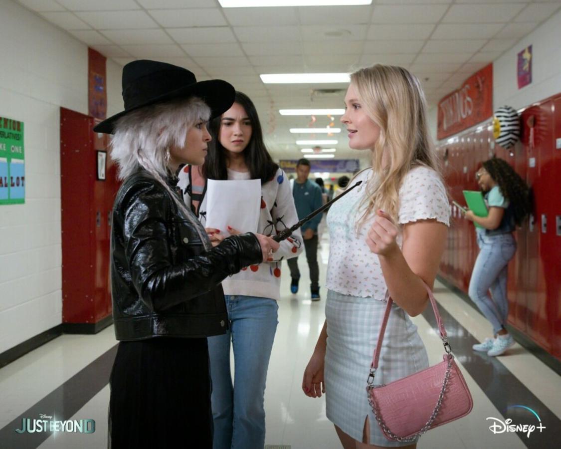 Inspirada en las obras de R. L. Stine, Al otro lado del instituto es una serie antológica de 8 episodios que narra historias increíbles que nos harán reflexionar sobre una realidad que está al otro lado de la que conocemos. Cada episodio les presenta a los espectadores un nuevo elenco de personajes que han de adentrarse en una sorprendente aventura de autodescubrimiento en un mundo sobrenatural de brujas, alienígenas, fantasmas y universos alternativos. Stine, prolífico autor de obras de terror para jóvenes como las series Pesadillas y La calle del terror, lleva más de 35 años asustando a lectores de todo el mundo. Los creadores de la serie se basaron en sus famosas novelas para su nueva serie de historias espeluznantes. Los episodios abordan los problemas que sufren los adolescentes, como el acoso escolar, la presión social y la ansiedad, a través de tramas sobrenaturales que mantendrán a los espectadores en vilo.