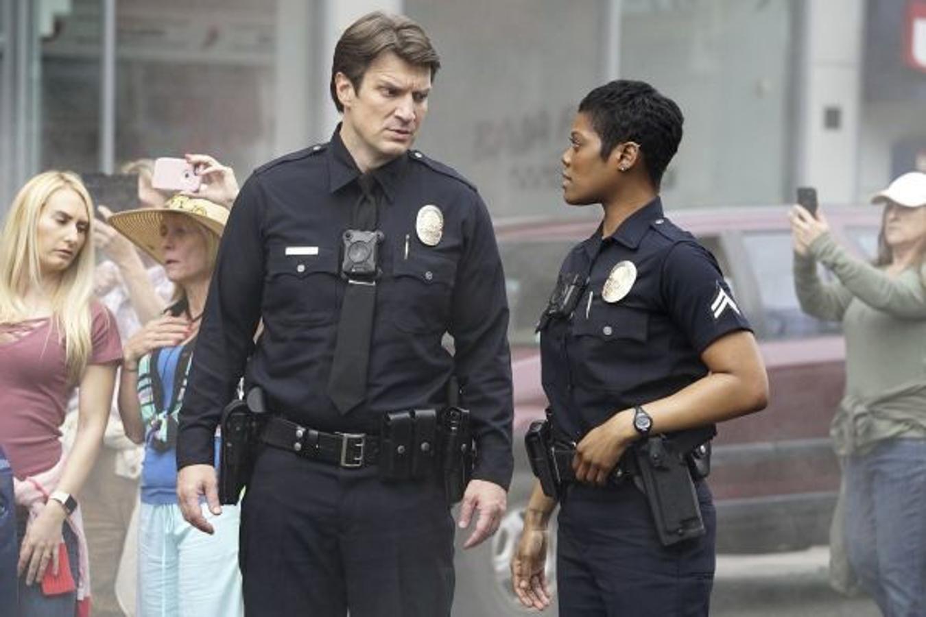 La tercera temporada de la serie finalizó con la boda de una muy embarazada agente Lopez interrumpida abruptamente por su secuestro a manos de la capo del crimen organizado conocida como La Fiera. La nueva temporada deberá aclarar si ha sido un mero acto de venganza por sus recientes desencuentros o si este movimiento de la banda criminal es un paso más en el plan de La Fiera por controlar el narcotráfico en Los Ángeles. Los polis novatos han finalizado su periodo de formación y en la nueva temporada veremos a Nolan, Chen y West como agentes de pleno derecho patrullando la ciudad también en solitario, lo que les enfrentará a situaciones desconocidas en las que deberán tomar decisiones sin la ayuda o la aprobación de sus oficiales de entrenamiento. Ha llegado el momento de dar un paso adelante.