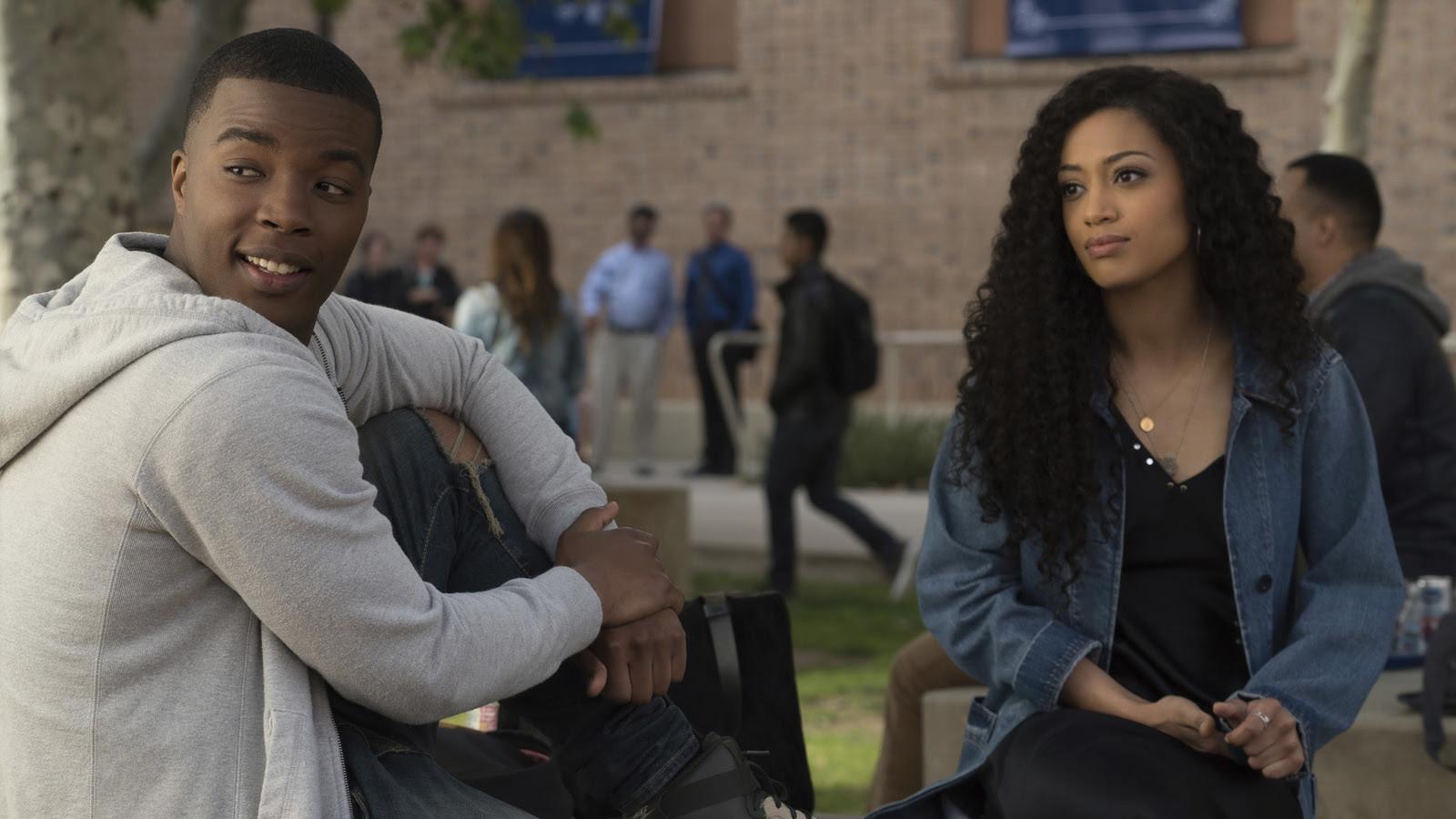 Cuando un prometedor jugador de fútbol americano del sur de Los Ángeles recibe una oferta para jugar en el Beverly Hills High, las victorias, las derrotas y las dificultades de dos familias de mundos muy diferentes, Crenshaw y Beverly Hills, chocarán. Inspirada en la vida del jugador de fútbol americano profesional Spencer Paysinger.