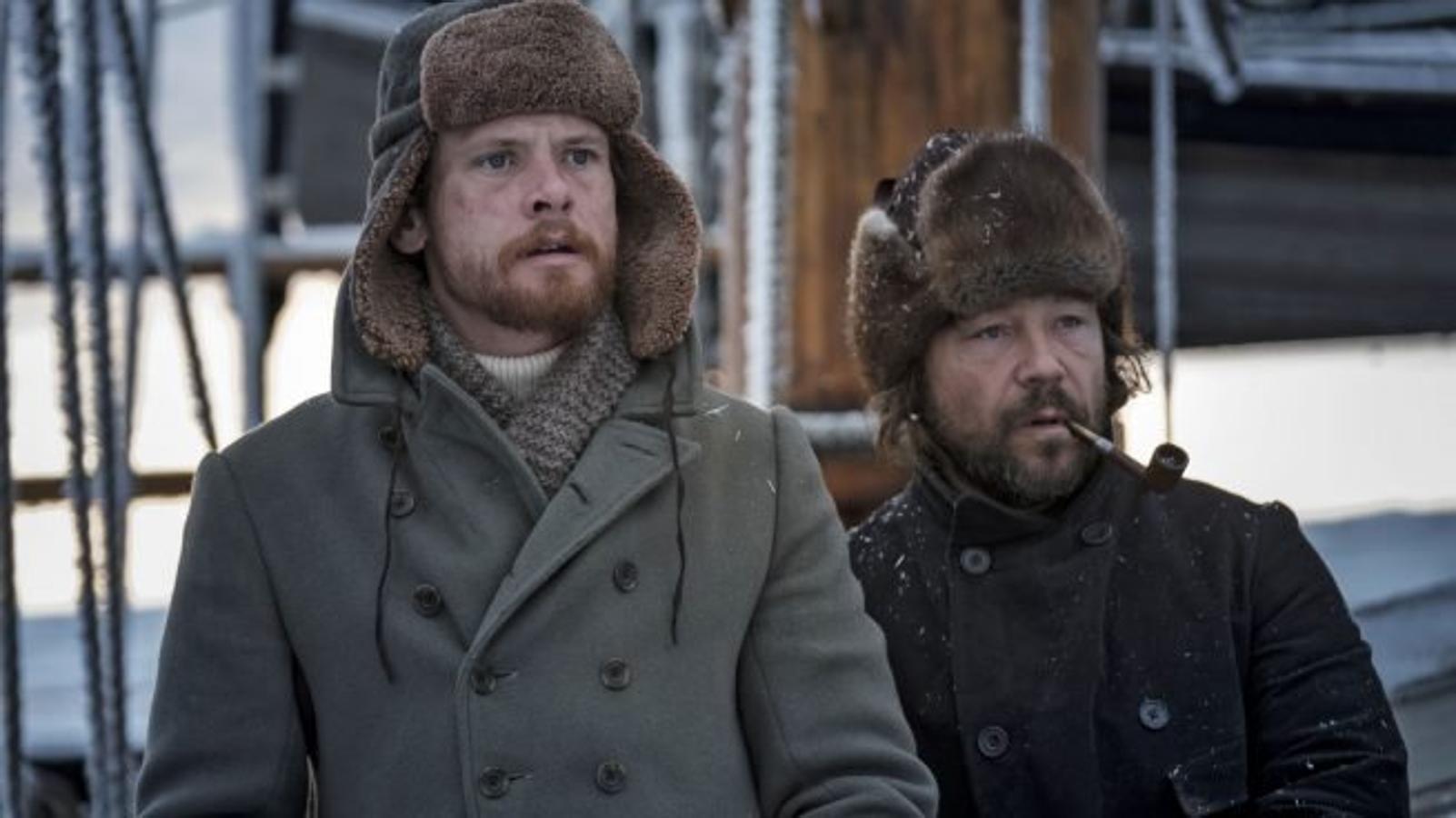 Colin Farrell y Jack O'Connell protagonizan la adaptación de la novela homónima que sigue a Patrick Sumner, un joven cirujano aún marcado por los horrores de su experiencia como sargento del ejército británico en la India. Con la idea de esconderse de los fantasmas del pasado, opta por alistarse como médico a bordo del Volunteer, un ballenero a punto de zarpar desde Yorkshire en una expedición a las heladas aguas del Ártico. Durante la dura travesía, Sumner conoce al arponero oficial del barco, Henry Drax (Farrell), un tipo despiadado y frío que parece haber dejado en tierra todo sentido de la moral. En medio de un entorno hostil, rodeado de hombres en lucha diaria por la supervivencia, el joven e inexperto Sumner pronto se ve atrapado en un funesto viaje bajo la amenaza latente de un sangriento psicópata, sin otra salida que la gélida vastedad del océano.