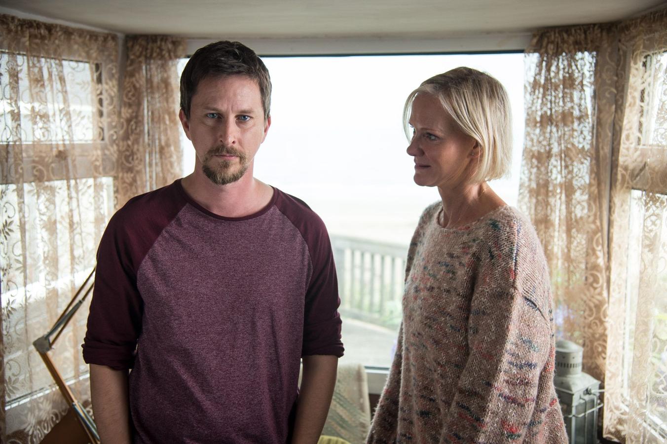 David Collins lucha por reconstruir su vida cuando, tras pasar siete años en una prisión de alta seguridad, se anula su condena por el asesinato de su mujer.