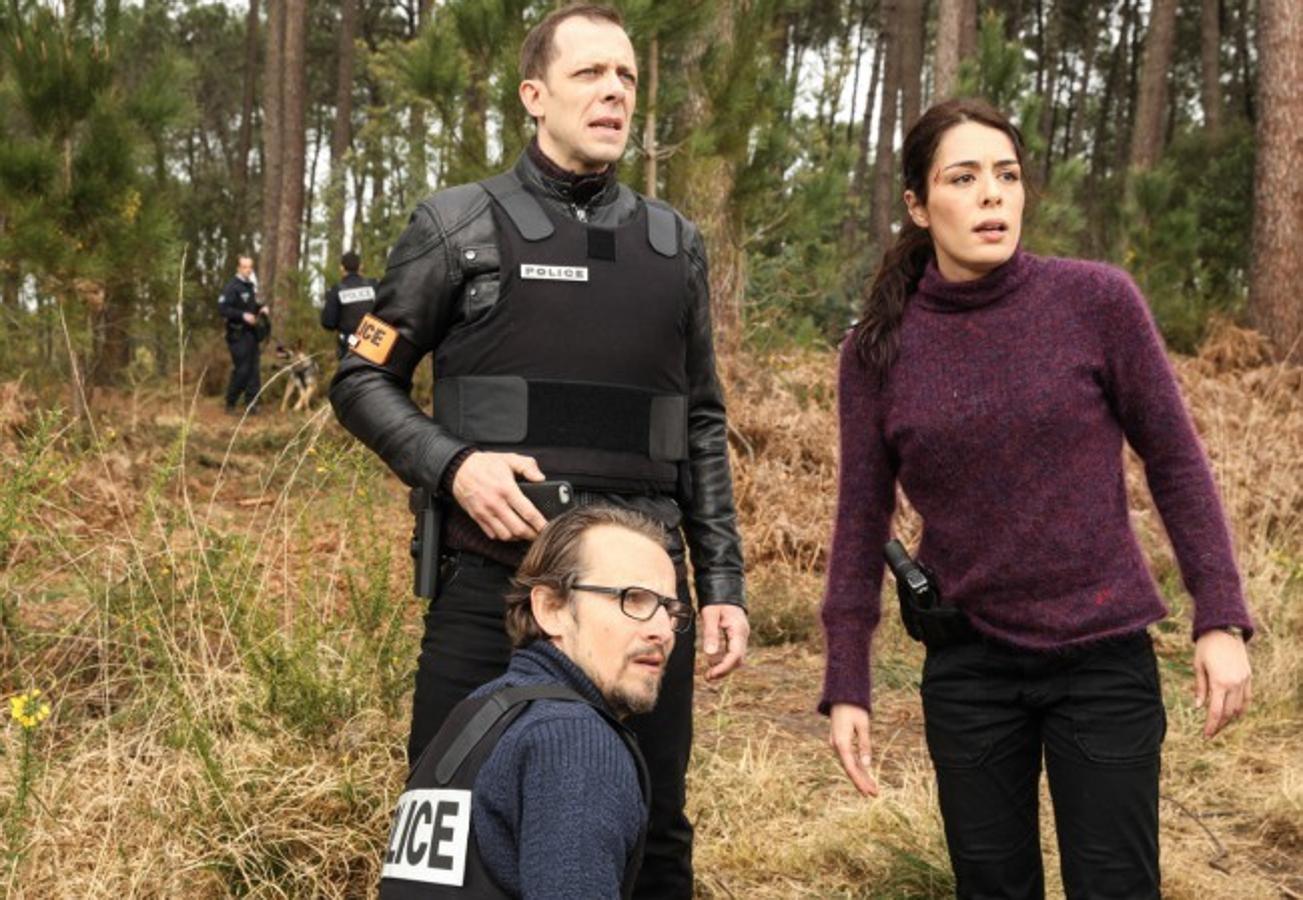 El día después de Navidad de 1999, una niña de 11 años es secuestrada sin dejar rastro en la región francesa de las Landas. El capitán de policía Pierre Castaing dirige la investigación para tratar de encontrar a la niña y atrapar al culpable. 20 años después, su hija, la joven policía Sara Castaing, se encuentra ante una nueva desaparición de una menor en un caso que comparte muchas similitudes con el que obsesionó a su padre.