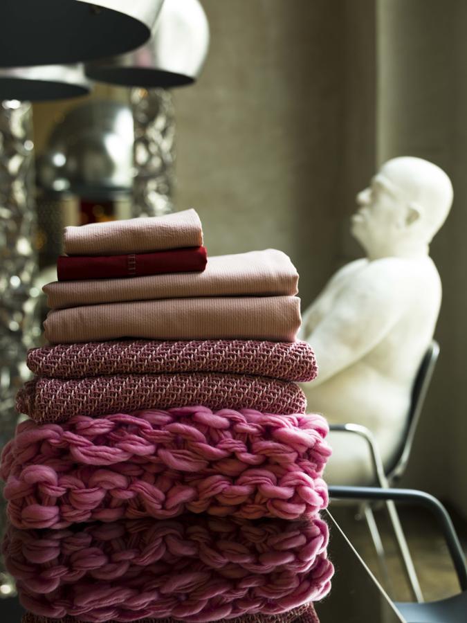 Estas mantas y colchas súper confortables en tonos rosas de Banni (cpv).