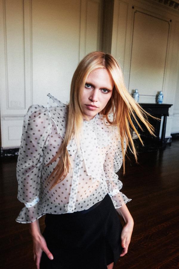 Los lunares también son para el otoño. Llévalos sobre una blusa de organza con volantes como este diseño de la nueva colección de Zara. Blusa con lunares de Zara (25,99 euros) 