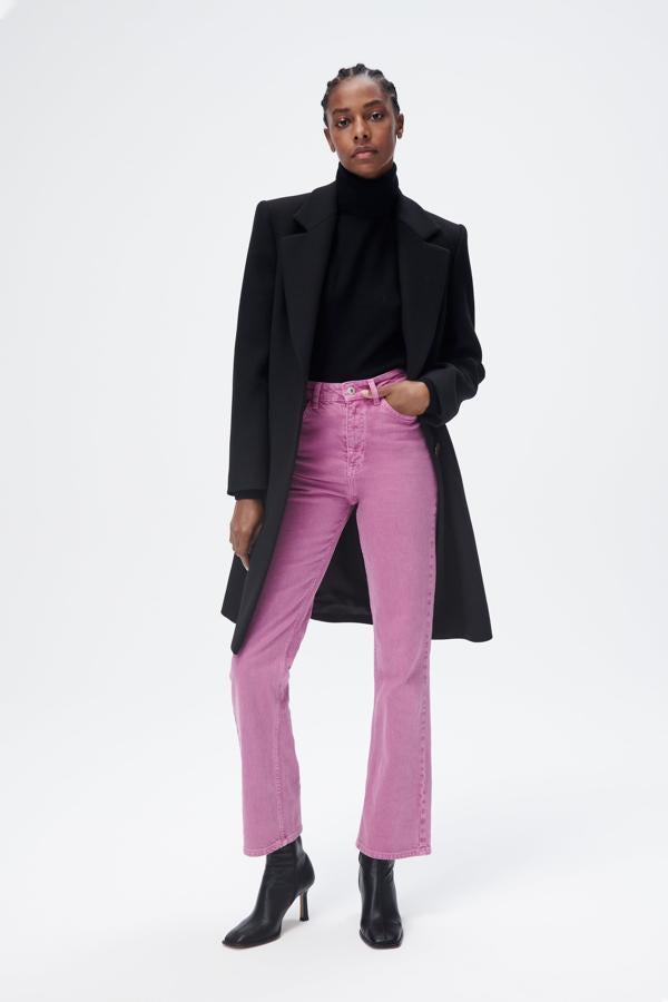 Si buscas un pantalón vaquero diferente, aquí tienes el tuyo. En un precioso color rosa con toques malvas y ligeramente acampanado. Tejanos de Zara (25,99 euros)