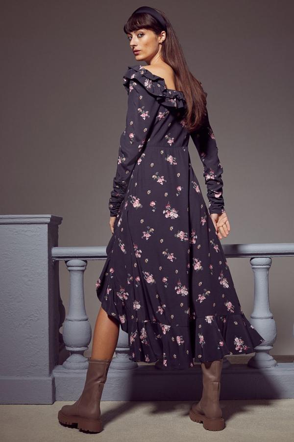 Un vestido que se adapta a todas las situaciones. Llévalo en tú día a día con botas altas o con sandalias de fiesta para salir de noche. Vestido de H&M (49,99 euros)