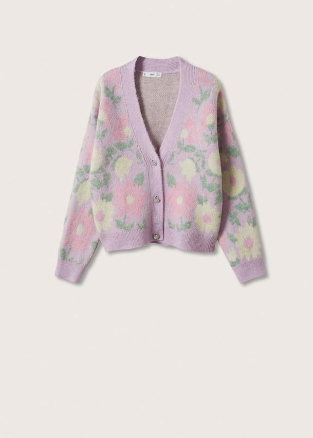 Los estampados de flores también visten a las prendas de punto. Como este cárdigan en tonos pastel de la nueva colección de Mango (39,99 euros)