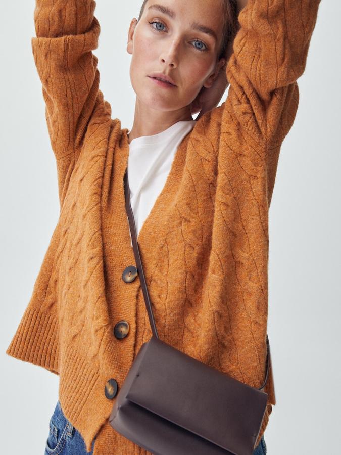 Los bolsos se llevan en tamaño mini, para llevar solo lo imprescinbible. Bolso bandolera de piel de Massimo Dutti (49,99 euros)