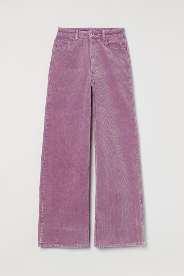 La pana vuelve a ser uno de los tejidos estrella del otoño. Se lleva en tonos pastel y sobre pantalones wide leg. Pantalones de pana de Stradivarius (24,99 euros)