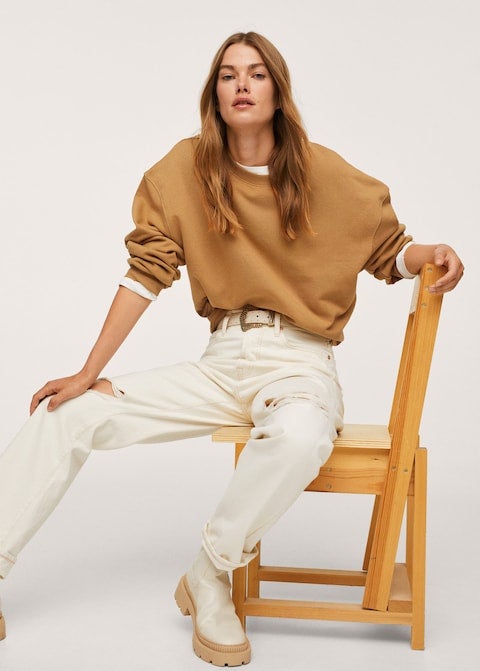 Disponible en marrón medio o en azul intenso, esta sudadera 100% algodón confeccionada en tejido ligero con diseño oversize tiene el cuello redondo, las mangas largas y un precio de 25,99 euros. Está disponible entre las tallas XXS y XXL, menos en la XS y la XL que se han agotado. 