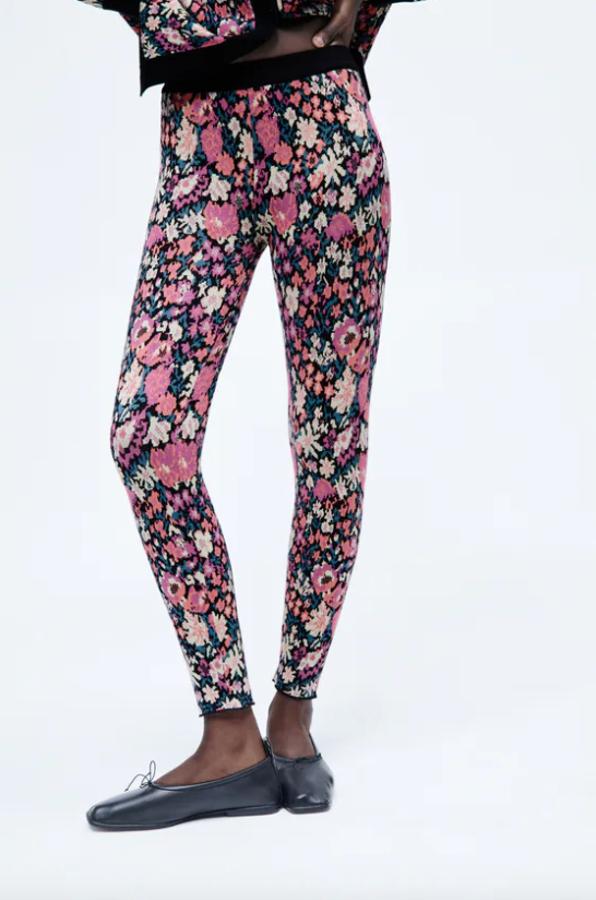 Fondo negro con estampado de flores en tonos rosas y blancos para estos leggings de punto jacquard de Zara con tiro alto y cintura elástica. Cuestan 22,95 euros y están disponibles en las tallas S, M y L. 