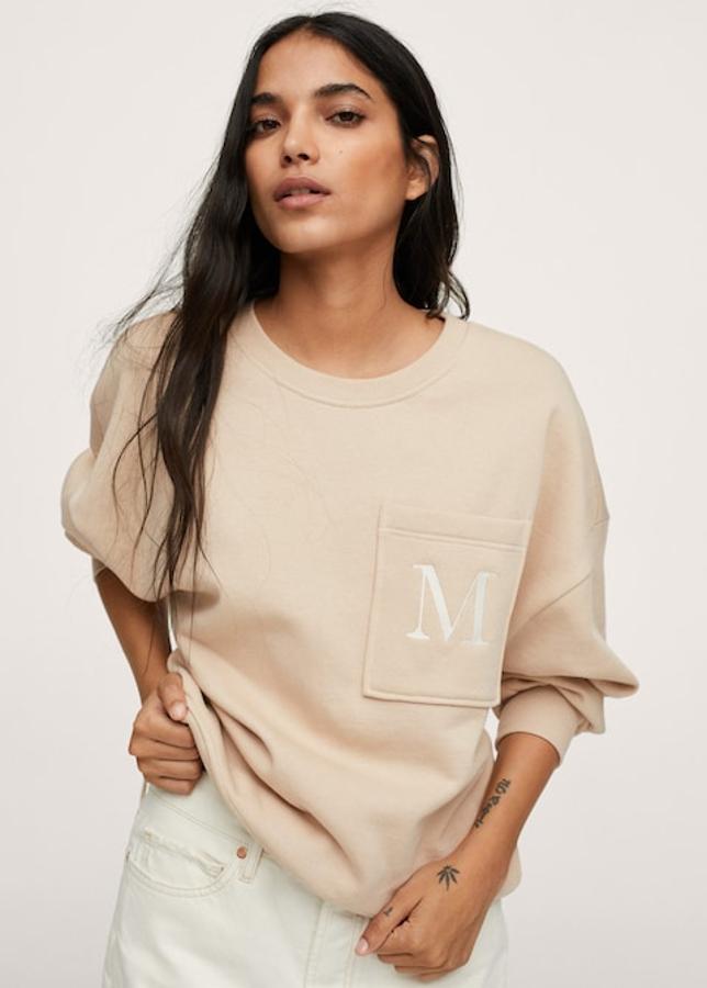 Confeccionada en tejido de algodón ligero, esta sudadera beige de diseño recto, cuello redondo y mangas largas viene con bolsillo de plastrón en la pechera con detalle bordado a contraste en blanco. Con un precio de 25,99 euros, está disponible entre las tallas XXS y L, menos en la M que ya se ha agotado.
