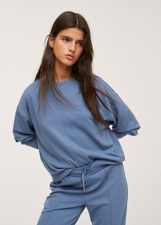 Disponible en crudo, azul claro y caqui, esta sudadera de diseño oversize con cuello redondo y mangas largas está confeccionada en tejido con textura, cuesta 25,99 euros y podemos encontrarla entre las tallas XXS y XXL, menos en caqui, que se han acabado algunas.