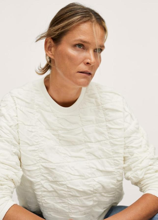 Tejido de algodón con textura para esta sudadera en blanco roto de diseño recto y cuello redondo, que tiene mangas largas y forro interior. Disponible en las tallas S, M y L, cuesta 29,99 euros. 