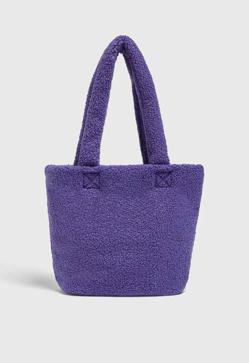 Imagen secundaria 2 - Olvídate de los acolchados, los bolsos más bonitos y cómodos de la temporada son de pelo y borreguito