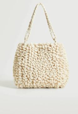 Imagen secundaria 2 - Olvídate de los acolchados, los bolsos más bonitos y cómodos de la temporada son de pelo y borreguito