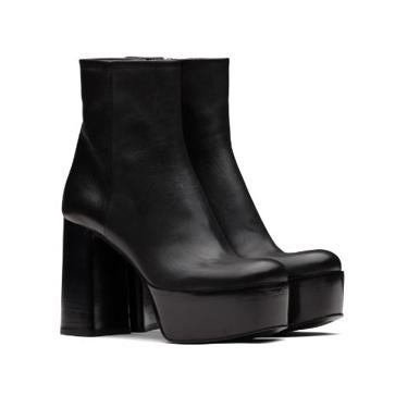 Imagen secundaria 1 - Zara (imagen grande) ha copiado los botines de plataforma extrema de Prada (890 euros) y de Versace (1.190 euros).