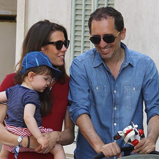 Carlota Casiraghi y Gad Elmaleh paseando con Rapahel cuando este era un bebé.