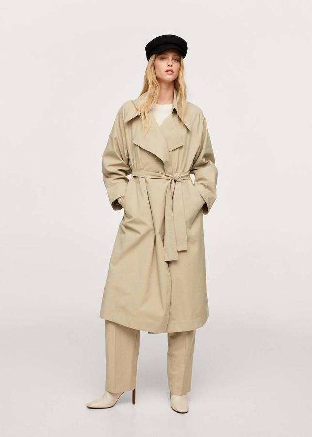 Gabardina larga de algodón fluida en beige, de Mango. 79,99 euros