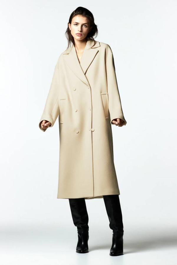 Abrigo oversize con tejido mezcla de lana Limited Edition en amarillo pastel, de Zara. 129 euros