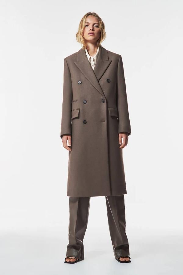 Abrigo masculino oversize con cierre cruzado en visón oscuro, de Zara. 109 euros