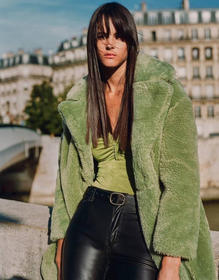 Abrigo efecto pelo en color verde, de Bershka. 59,99 euros