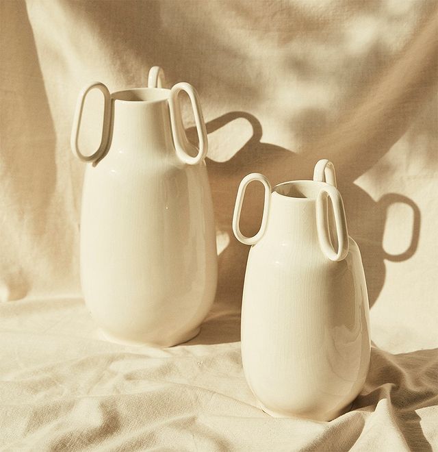 Estos jarrones de loza fina de la colección Vega 175 diseñada por Isaac Piñeiro para La Cartuja (169 y 129 euros).