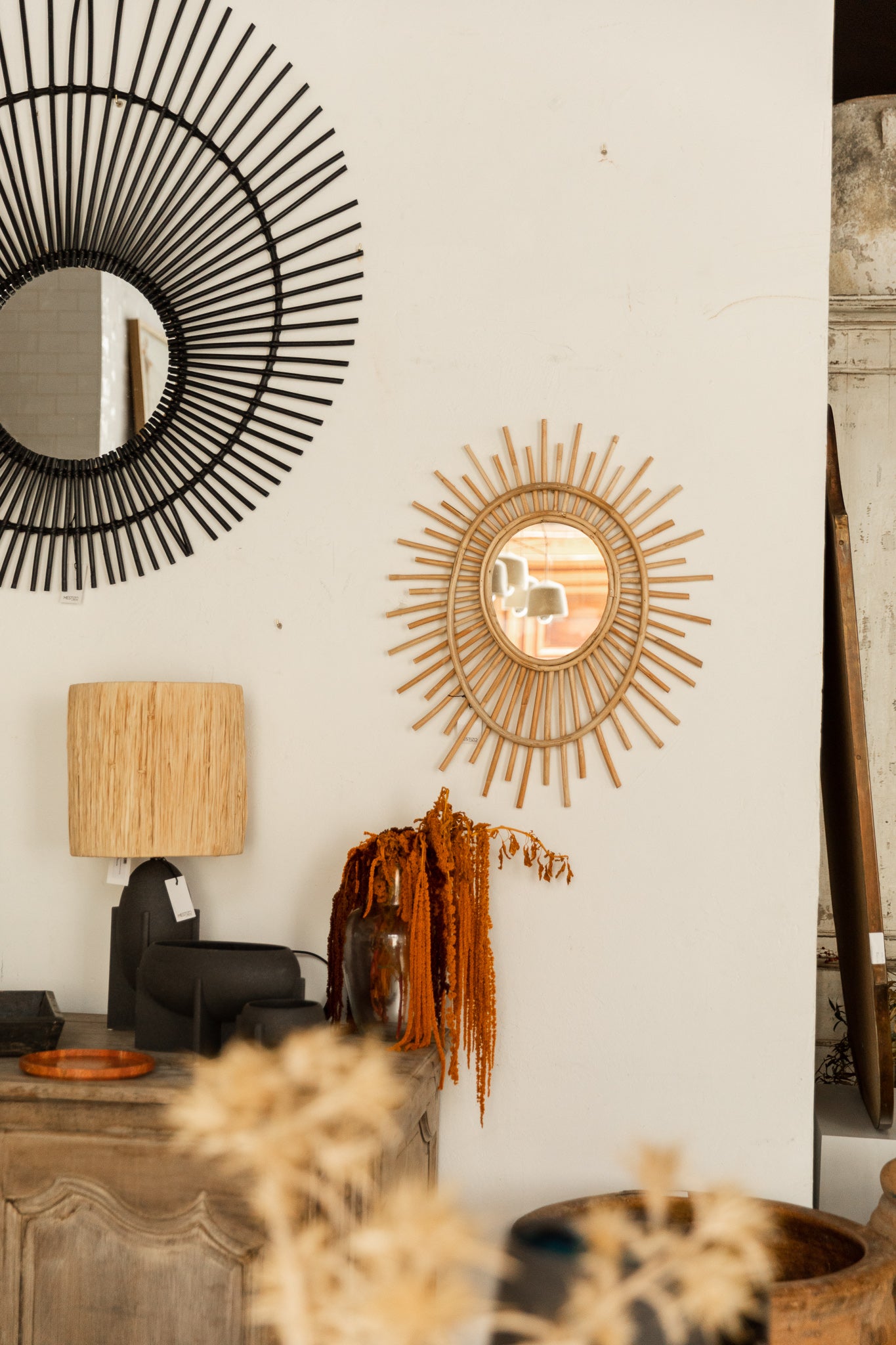 Este espejo ovalado de ratán de Mestizo (110 euros).