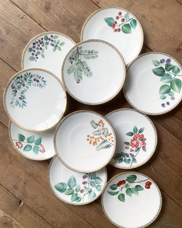 Las vajillas pintadas a mano de Andrea Zarraluqui (esta, sobre platos vintage).