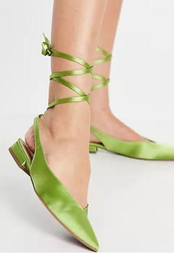 Imagen secundaria 2 - De la pasarela a la oficina: las bailarinas con tiras son los zapatos planos que parecen de lujo, estilizan la pierna y subirán el nivel de tus looks